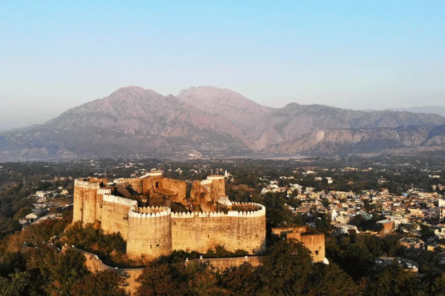 Discover the Glorious Heritage Trails of Jammu with Travel Shravel. Explore forts, temples & cultural gems for an unforgettable journey.